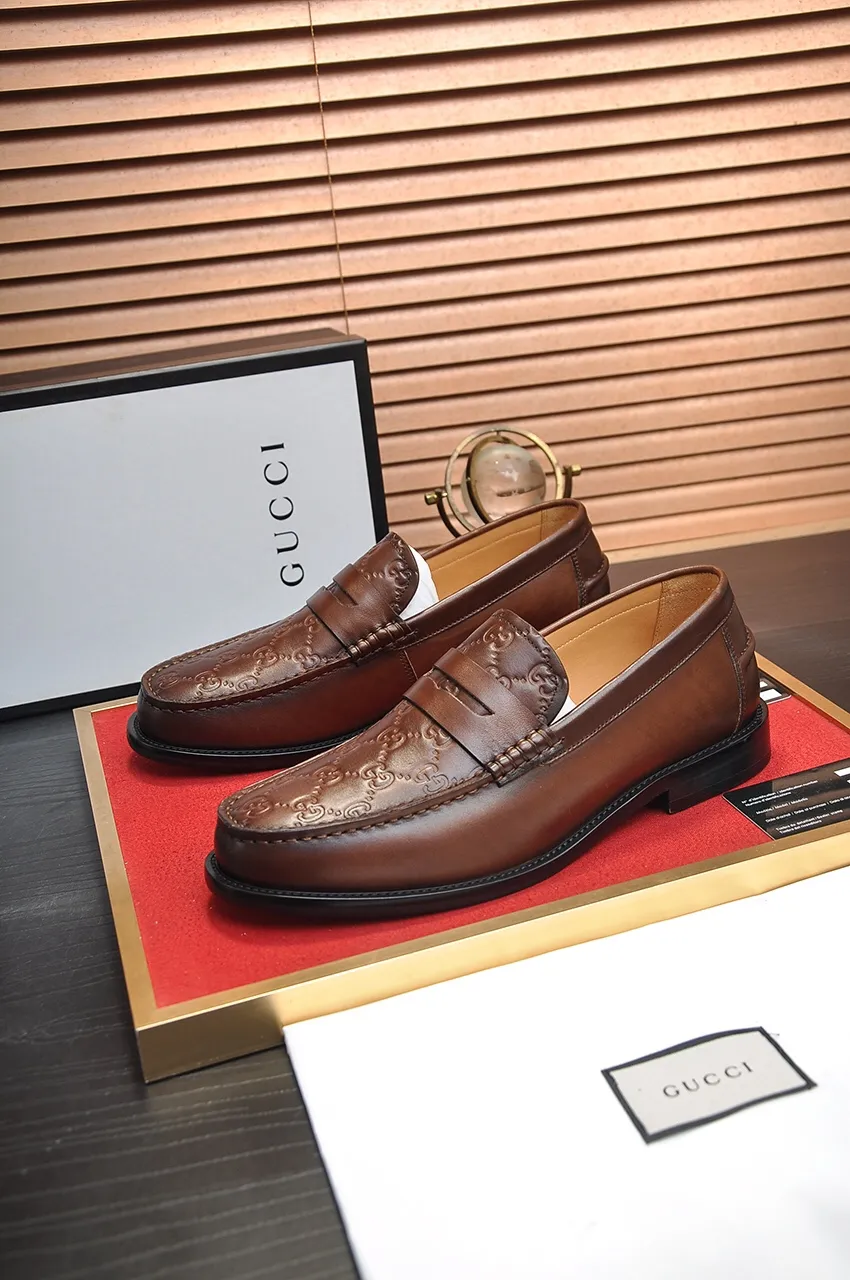 Men's shoes💰560💶Italy's top luxury men's shoe giant (GUCCI) (Gucci) (full cowhide lining) new arrival🍃Original European style🔰 Pleasant to the eye😍In order to make the shoes more durable and non-deformable🌀The production continues to follow traditional methods but there is still no lack of innovation💪Choose original sheepskin for the leather♻️ Smooth and natural And extra bright ⭐Made of imported cowhide, the first choice of rich people 38-45 (45 customized)